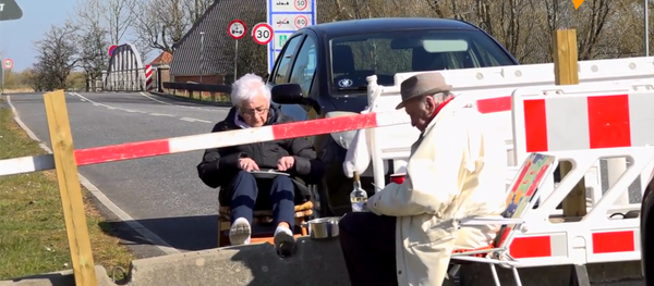 爱不怕冠状病毒：一对丹麦和德国老人在关闭的边境见面 - 俄罗斯卫星通讯社