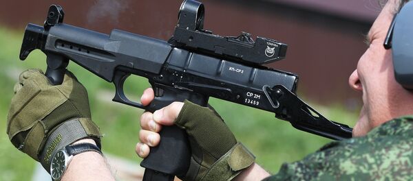 Демонстрация пистолета-пулемёта СР-2М Вереск - 俄罗斯卫星通讯社