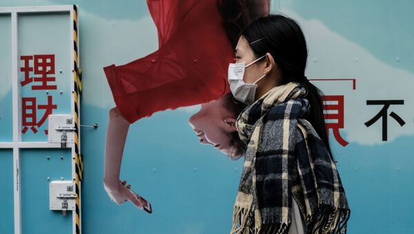 Девушка напротив рекламного плаката в Гонконге  - 俄罗斯卫星通讯社