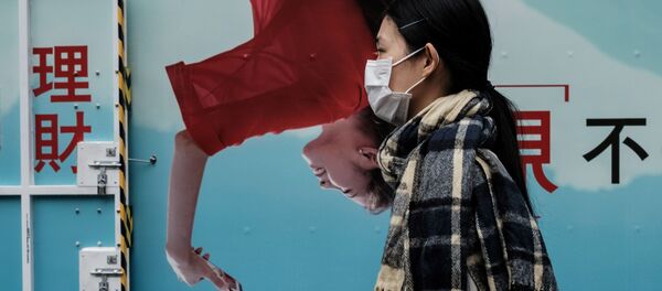 Девушка напротив рекламного плаката в Гонконге  - 俄罗斯卫星通讯社