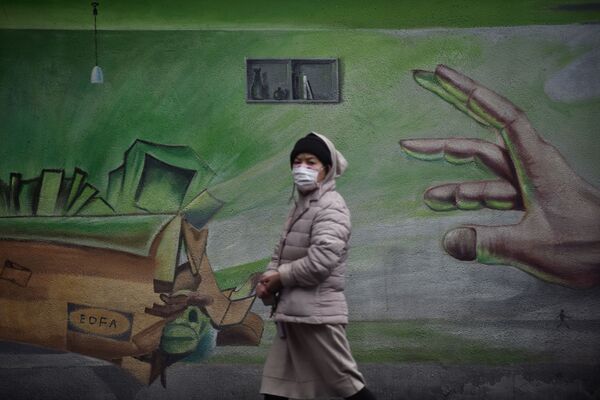 对的时间对的地点：路人与涂鸦和海报的神错位图  - 俄罗斯卫星通讯社