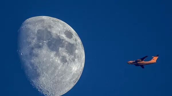 Растущая Луна и самолет - 俄羅斯衛星通訊社