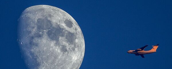 Растущая Луна и самолет Растущая Луна и самолет - 俄罗斯卫星通讯社