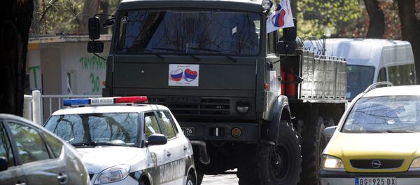 Грузовик военных специалистов РФ у Земунской больницы в Белграде, где российские военные проводят дезинфекцию здания в рамках профилактики коронавируса - 俄罗斯卫星通讯社