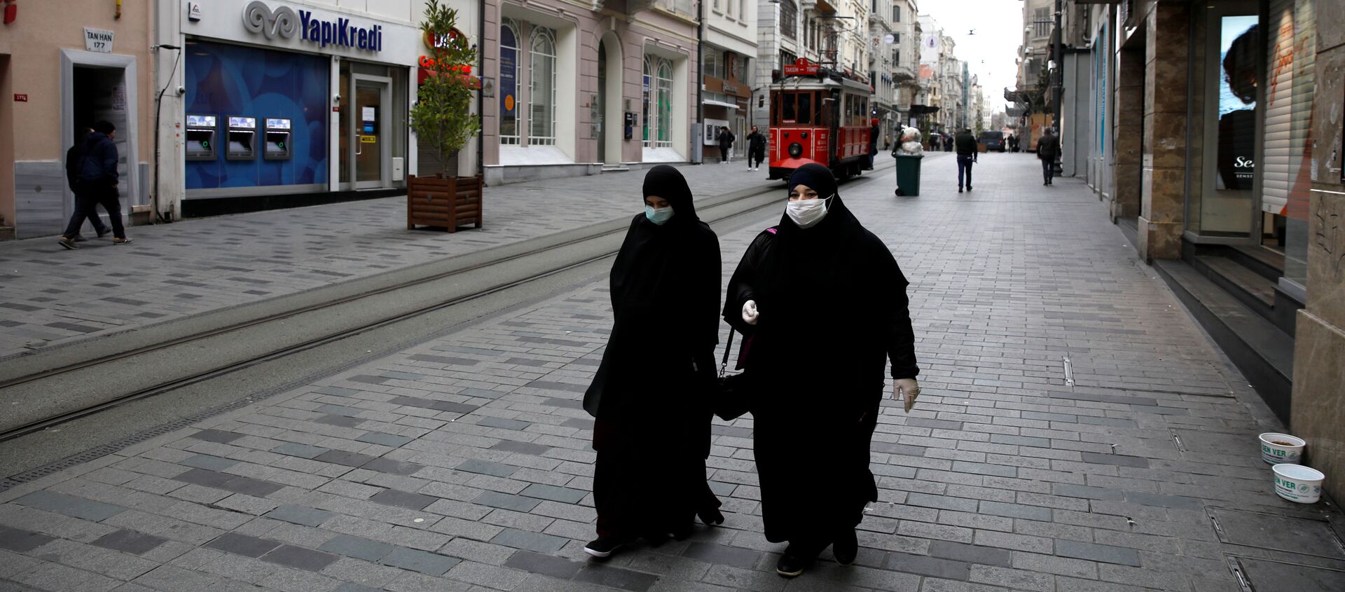 Женщины в защитных масках на улице Стамбула - 俄羅斯衛星通訊社, 1920, 18.05.2021