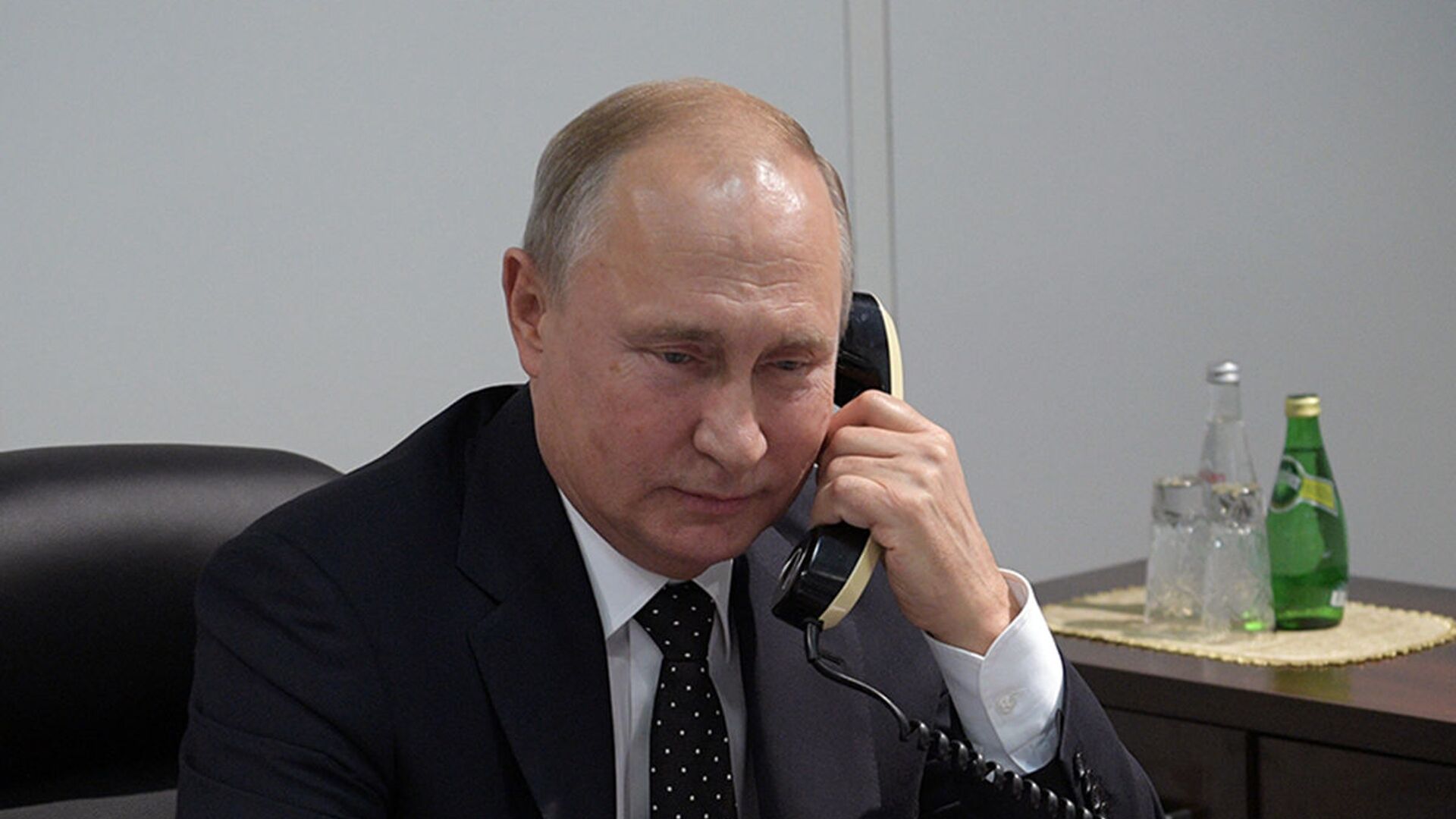 Президент РФ Владимир Путин во время разговора по телефону  - 俄罗斯卫星通讯社, 1920, 17.01.2022