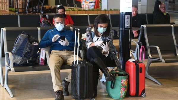 Пассажиры в медицинских масках в аэропорту Мадрида. - 俄罗斯卫星通讯社