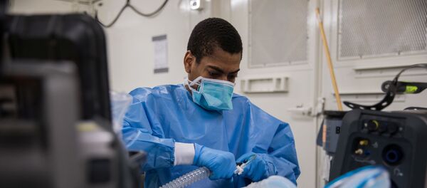 U.S. Army Specialist Fredrick Spencer assembles a T1 Hamilton ventilator in a mobile lab unit in the Javits New York Medical Station intensive care unit bay monitoring coronavirus disease (COVID-19) patients in New York City, U.S. Apri 4, 2020 - 俄罗斯卫星通讯社