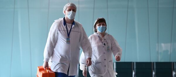 Врачи в защитных костюмах - 俄羅斯衛星通訊社