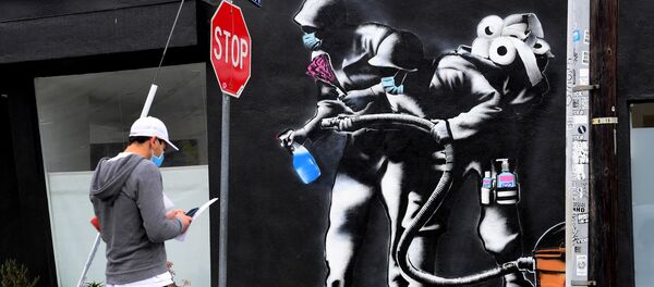 Прохожий напротив граффити, посвященного борьбе с коронавирусом, в Лос-Анджелесе - 俄罗斯卫星通讯社