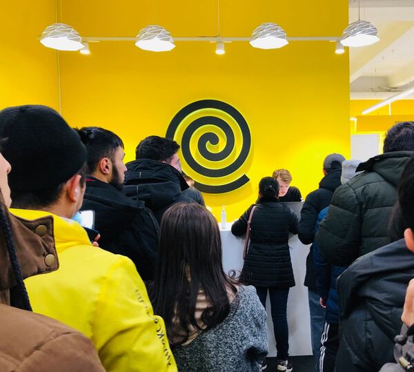 俄罗斯身价百万的企业家解释自己为何在疫情期间当外卖送餐员 俄罗斯身价百万的企业家解释自己为何在疫情期间当外卖送餐员 - 俄罗斯卫星通讯社