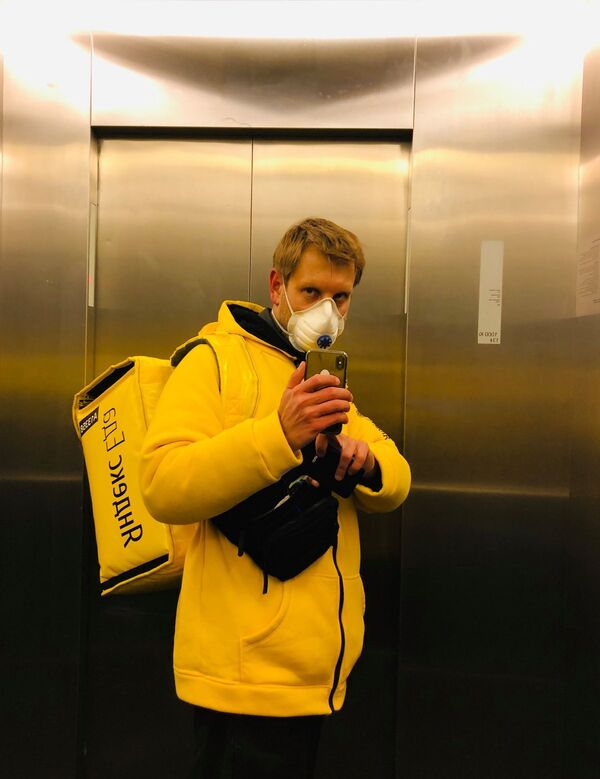 俄罗斯身价百万的企业家解释自己为何在疫情期间当外卖送餐员 俄罗斯身价百万的企业家解释自己为何在疫情期间当外卖送餐员 - 俄罗斯卫星通讯社