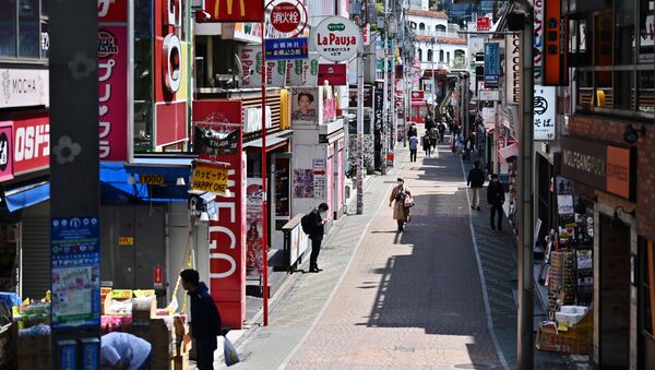 Люди идут по обычно оживленной улице Такешита в токийском районе Харадзюку в первый день после объявления чрезвычайного положения в Токио - 俄罗斯卫星通讯社