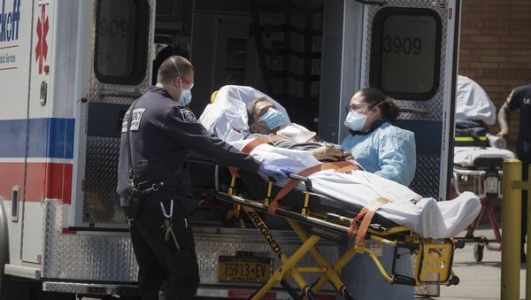 Медецинский персонал вывозит пациента на каталке из автомобиля скорой помощи в Бруклине, Нью-Йорк - 俄罗斯卫星通讯社