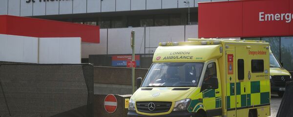 Скорая помощь покидает больницу Св. Томаса в центре Лондона 7 апреля 2020 года, где премьер-министр Великобритании Борис Джонсон находится в реанимации с симптомами нового коронавируса COVID-19 - 俄罗斯卫星通讯社