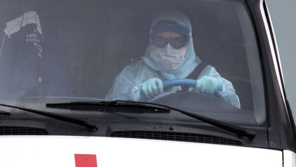 Водитель скорой медицинской помощи возле больницы для пациентов с подозрением на коронавирус в Коммунарке.  - 俄羅斯衛星通訊社