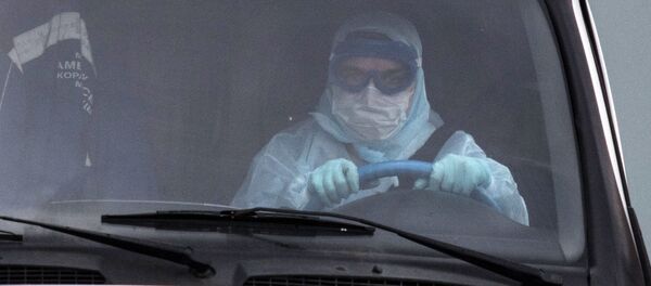 Водитель скорой медицинской помощи возле больницы для пациентов с подозрением на коронавирус в Коммунарке.  - 俄罗斯卫星通讯社