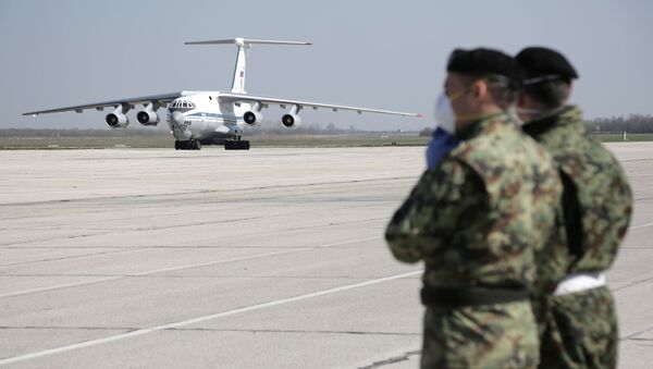 Военно-транспортный самолет ВКС России Ил-76 МД с гуманитарной помощью прибыл на военный аэродром в Батайнице в Сербии - 俄羅斯衛星通訊社