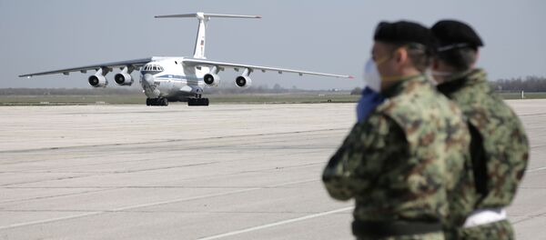 Военно-транспортный самолет ВКС России Ил-76 МД с гуманитарной помощью прибыл на военный аэродром в Батайнице в Сербии - 俄羅斯衛星通訊社