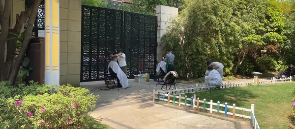 武汉“解封” 市民暂时在街道理发 - 俄罗斯卫星通讯社