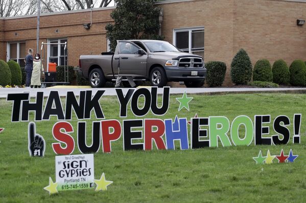 Надпись Спасибо, супергерои перед медицинским центром в городе Галлатин, штат Теннесси, США - 俄罗斯卫星通讯社