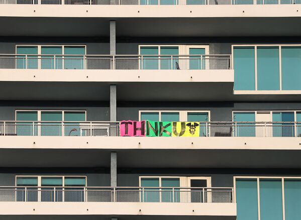 Баннер с надписью Спасибо в адрес медиков на балконе дома в Майами - 俄罗斯卫星通讯社