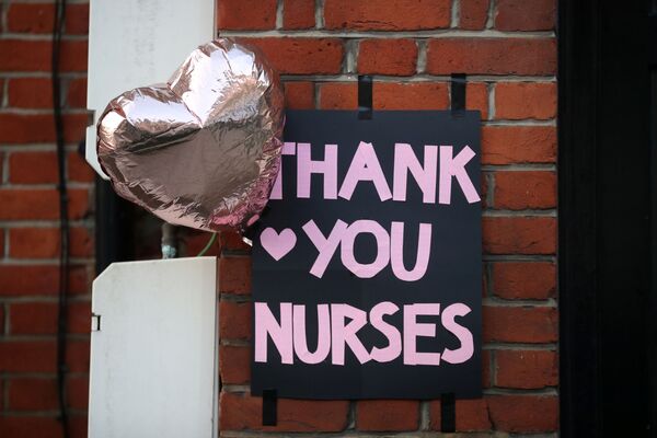 Табличка с надписью Спасибо, медсестры возле King's College Hospital в Лондоне - 俄罗斯卫星通讯社
