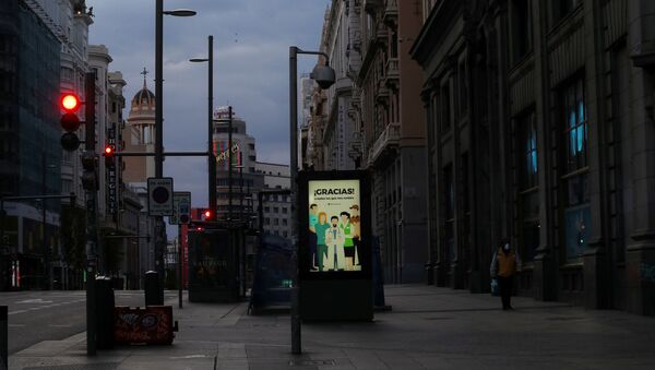 Плакат  Thank you to those who take care of us с благодарностью медикам на улице в Мадриде - 俄羅斯衛星通訊社