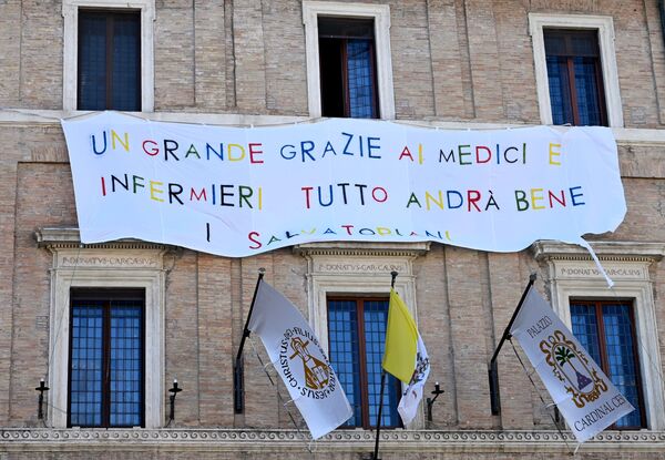 Плакат с надписью Большое спасибо врачам и медсестрам, все будет хорошо на фасаде палаццо Кардинала Чези в Риме - 俄羅斯衛星通訊社