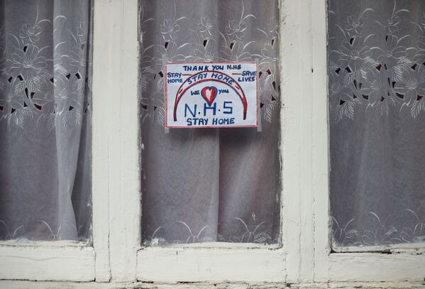 Листок с надписью Оставайся дома и Спасибо, NHS на окне дома в Лондоне - 俄罗斯卫星通讯社