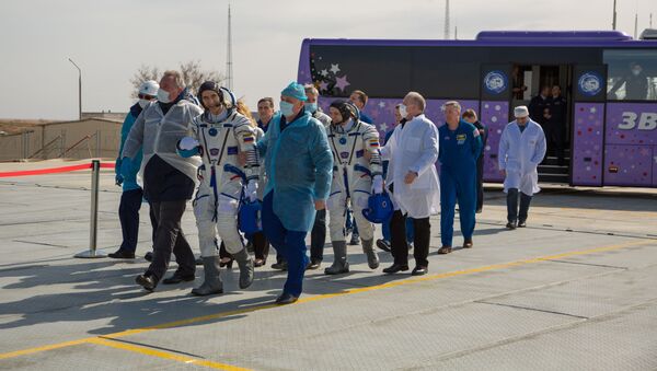 Члены экипажа МКС-63 идут к стартовой площадке космодрома Байконур - 俄羅斯衛星通訊社