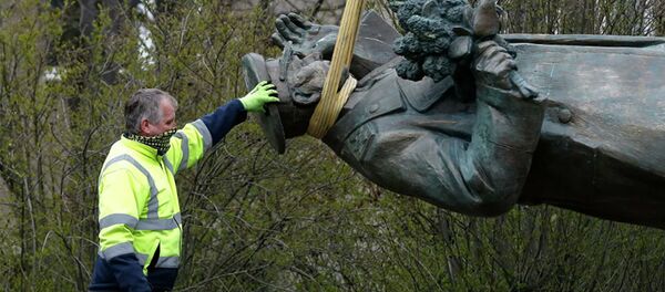 Демонтаж памятника маршалу Коневу в Праге - 俄罗斯卫星通讯社