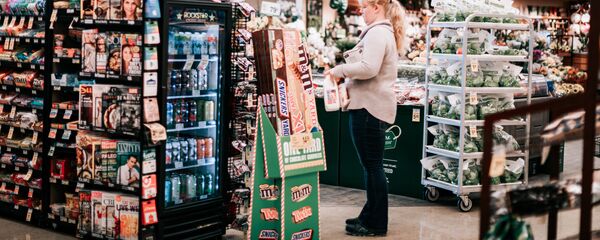 媒體：美國連鎖零售巨頭沃爾瑪因騷亂期間從多家商店撤下武器 - 俄羅斯衛星通訊社