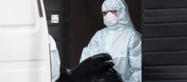 Медик выносят из здания больницы в Коммунарке умершего человека - 俄罗斯卫星通讯社