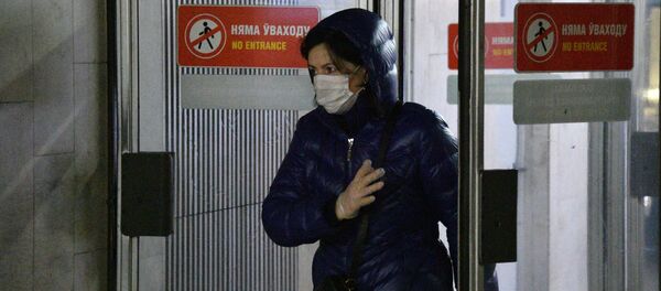 Жительница Минска входит на станцию метро в защитной маске и перчатках Жительница Минска входит на станцию метро в защитной маске и перчатках - 俄罗斯卫星通讯社