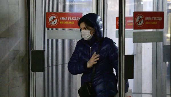 Жительница Минска входит на станцию метро в защитной маске и перчатках - 俄罗斯卫星通讯社