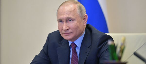 10 апреля 2020. Президент РФ Владимир Путин во время сеанса связи с Международной космической станции в режиме видеоконференции. - 俄罗斯卫星通讯社