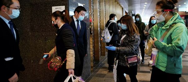 Сотрудники торгового центра проверяют QR-коды на вход в магазин у покупателей Сотрудники торгового центра проверяют QR-коды на вход в магазин у покупателей - 俄罗斯卫星通讯社