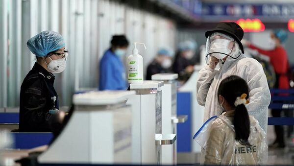 Пассажиры в международном аэропорту округа Ухань (Тяньхэ)  - 俄羅斯衛星通訊社