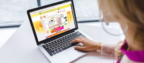 Девушка делает покупки на сайте AliExpress - 俄罗斯卫星通讯社