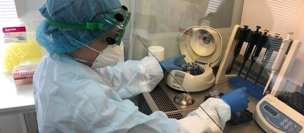 Сотрудница лаборатории ФСНКЦ ФМБА России делает анализ на коронавирус Сотрудница лаборатории ФСНКЦ ФМБА России делает анализ на коронавирус - 俄罗斯卫星通讯社