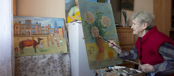 Пенсионерка рисует картину - 俄罗斯卫星通讯社