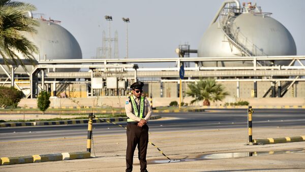 Охрана у входа на нефтеперерабатывающий завод в Абкаике в Саудовской Аравии - 俄羅斯衛星通訊社