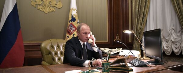 Владимир Путин во время телефонного разговора Владимир Путин во время телефонного разговора - 俄羅斯衛星通訊社