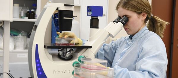 Сотрудница лаборатории при КФУ проводит исследование для разработки вакцины от коронавируса - 俄罗斯卫星通讯社