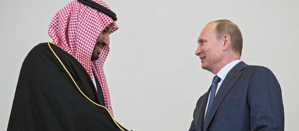 Преемник Наследного принца, министр обороны Саудовской Аравии Мухаммед Бен Сальман и президент России Владимир Путин во время встречи в Санкт-Петербурге - 俄罗斯卫星通讯社