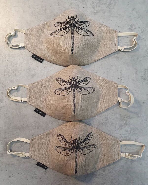 俄羅斯服裝設計師縫製口罩 避免佩戴醫用口罩所帶來的世界末日僵屍感 俄羅斯服裝設計師縫製口罩 避免佩戴醫用口罩所帶來的世界末日僵屍感 - 俄羅斯衛星通訊社