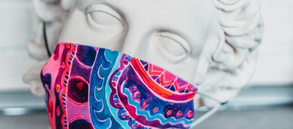 俄罗斯服装设计师缝制口罩 避免佩戴医用口罩所带来的世界末日僵尸感 - 俄罗斯卫星通讯社