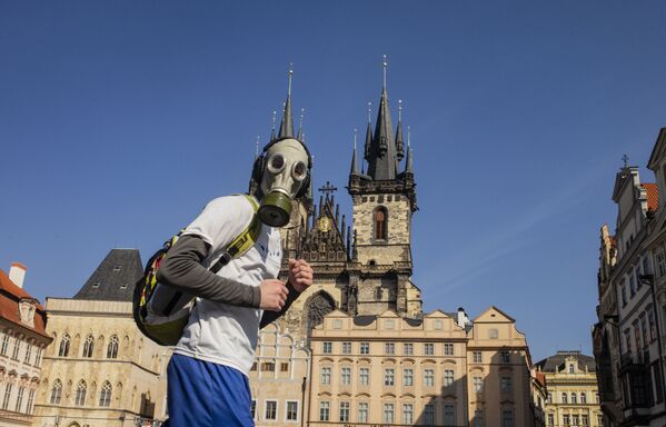 捷克布拉格一名戴防毒面具的男子 - 俄罗斯卫星通讯社