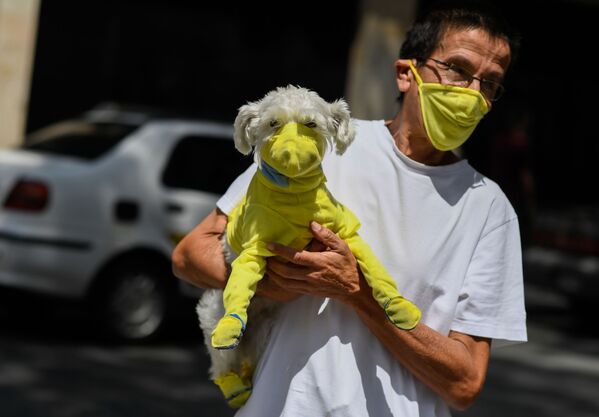 委内瑞拉加拉加斯一名男子和狗都戴着口罩 - 俄罗斯卫星通讯社